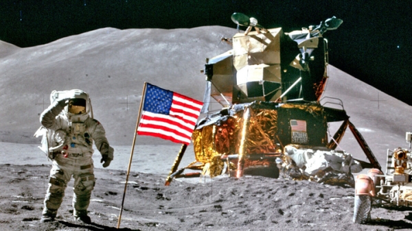 Нейросеть Google сочла подделкой фото американской лунной миссии